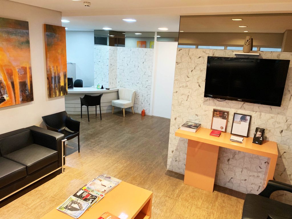 Sala de espera com vista para a cidade de Londrina